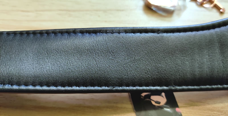 Imagen que muestra la superficie interior de cuero negro del collar