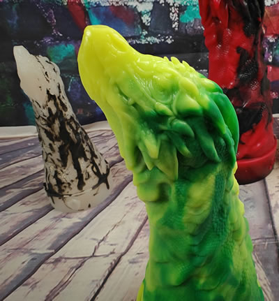 Image montrant les détails de la tête du dragon de John