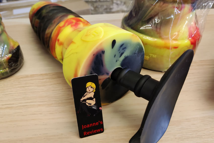 Image montrant l'adaptateur de ventouse entrant dans la base du gode Image montrant l'adaptateur de ventouse entrant dans la base du gode