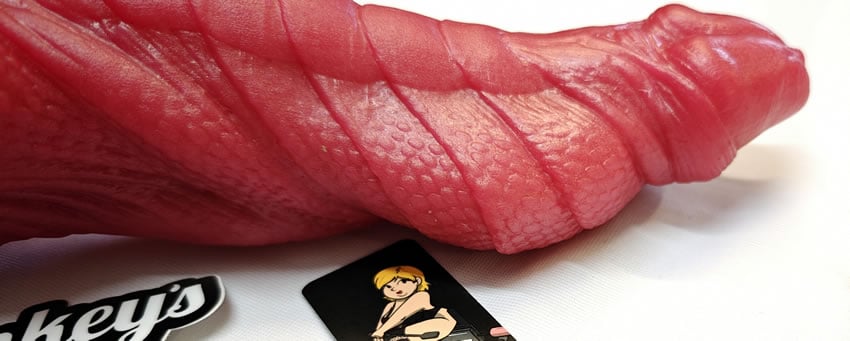 Image showing the amazing scales on the shaft of the Kinky Cobra