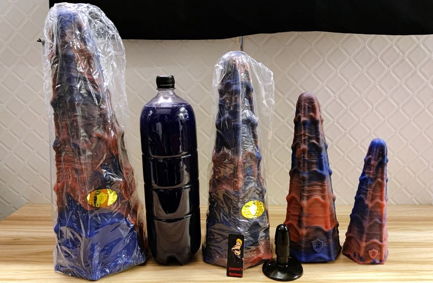 Imagen que muestra las cuatro camillas de telaraña de Spidey y una botella de 2 l para escala