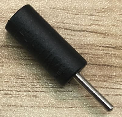 Imagen que muestra uno de los adaptadores de 4 mm a 2 mm