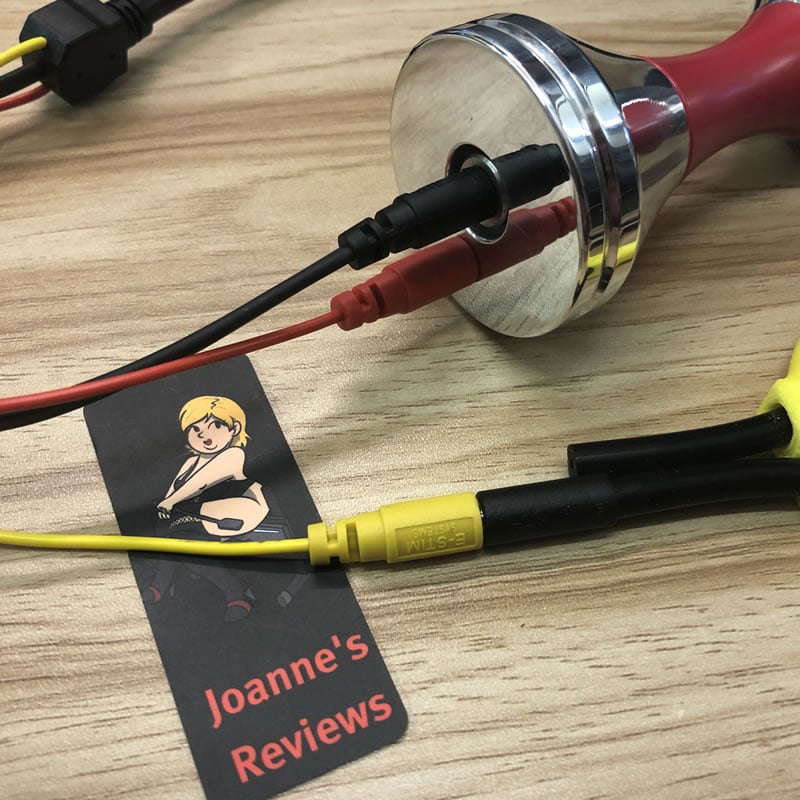 Image montrant le câble branché sur des prises d'électrode de 4 mm et 2 mm