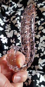 It is very easy to hold onto this glass dildo even when slippery with lube