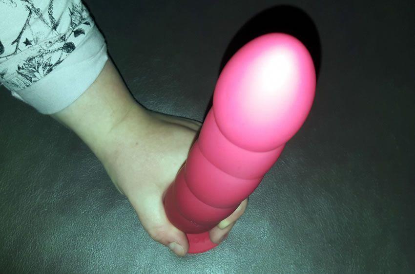 The Wavee Ruby Dildo has just the right dimensions and texture to feel amazing in use