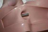 Le dessous de la fixation du médium montrant le ressort