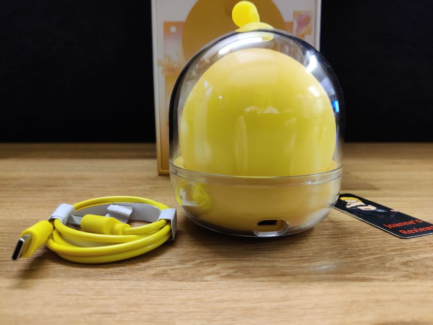 Image showing the charging case and cable for Peachu