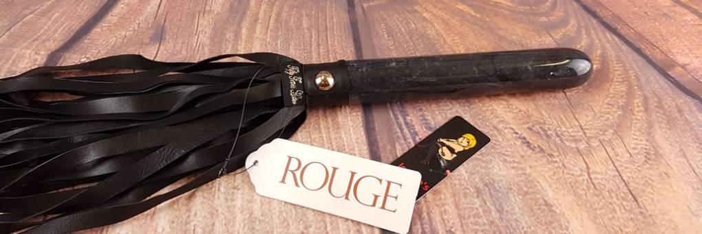 تبدو فيفتي تايمز الرائعة ذات المقابض الحارّة المصنوعة من الرخام Flogger من Rouge Garments في المملكة المتحدة مذهلة ، ولها أداء يتناسب مع مظهرها الجميل. صورة روج الملابس خمسين مرة سخونة الرخام التعامل مع مراجعة Flogger